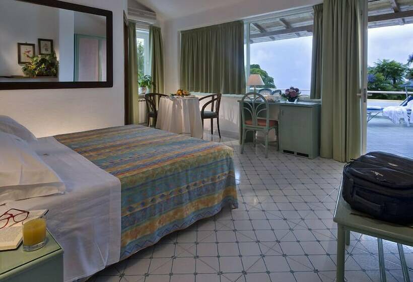 이코노미 룸, Carlo Magno