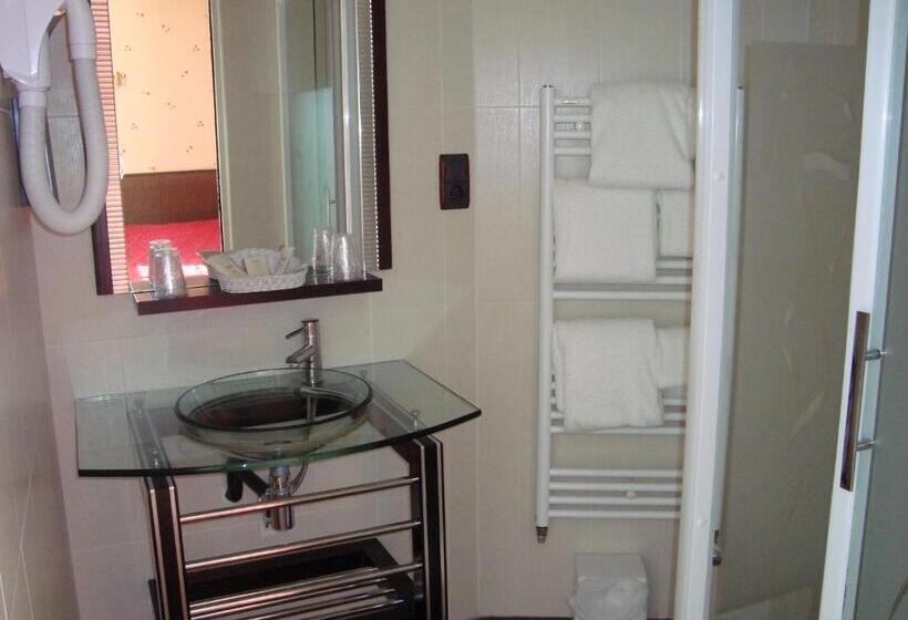 اتاق استاندارد چهار تخته, Hôtel De La Croix D Or