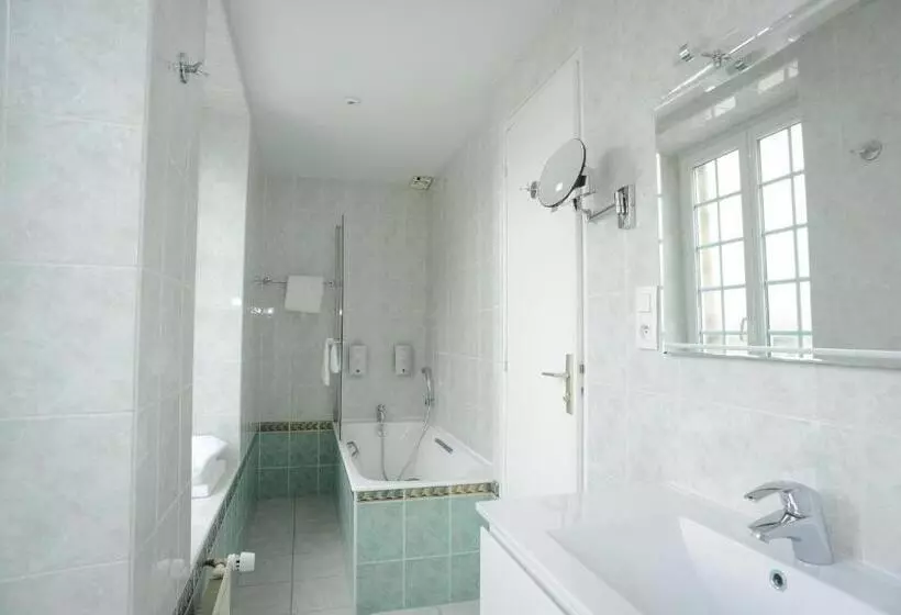 اتاق استاندارد سه نفره, Hôtel De La Croix D Or