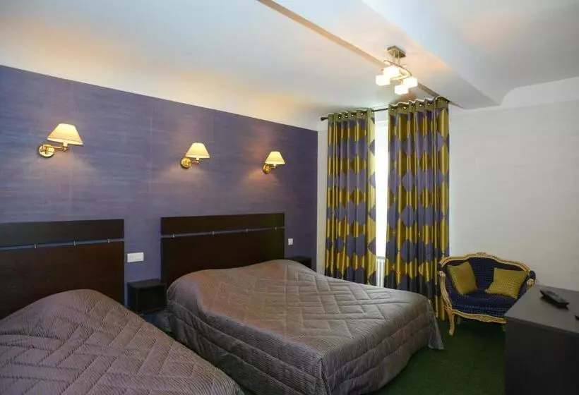 اتاق استاندارد سه نفره, Hôtel De La Croix D Or