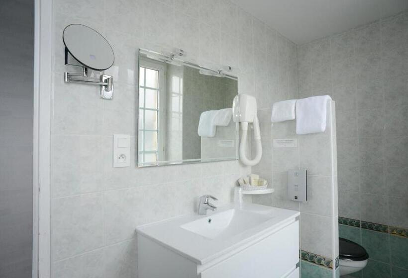 חדר אקונומי, Hôtel De La Croix D Or