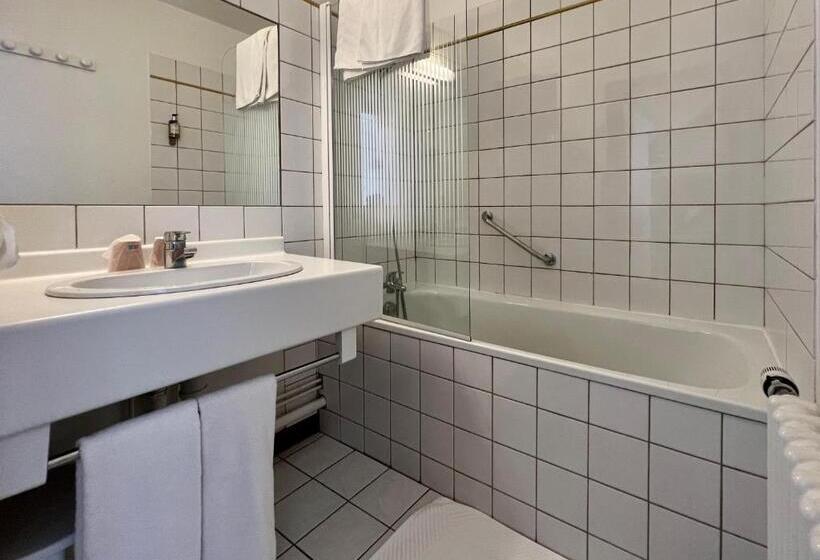 Трехместный Номер Стандарт с Балконом, Logis Hôtel, Chalets Et Restaurant Les Chatelminés