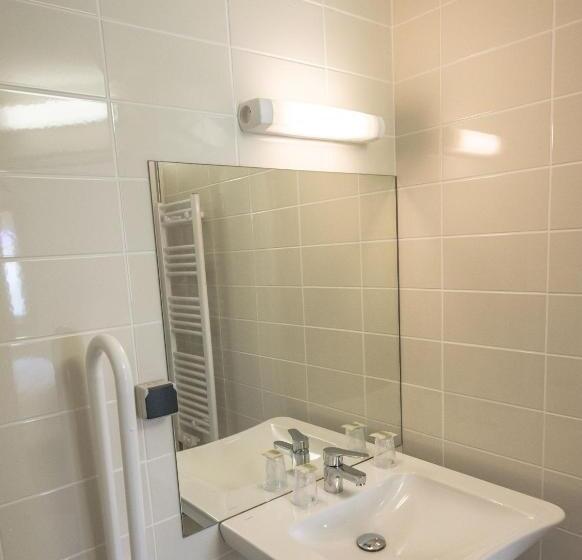 חדר סטנדרט מותאם לאדם עם מוגבלויות, Hôtel Carline Beaune