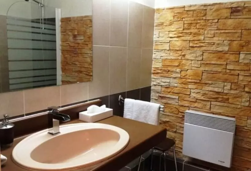 スタンダードルーム, Logis Hôtels   Hôtel Et Restaurant Les Cordeliers