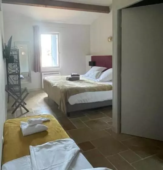 スタンダードトリプルルーム, Logis Hotel Restaurant Le Domaine De La Régalière