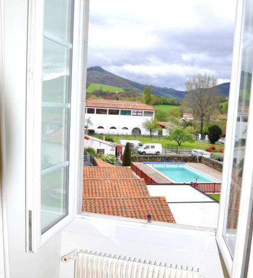 חדר אקונומי לשלושה, Hôtel Euzkadi