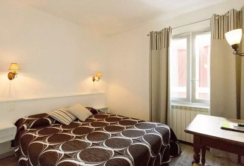 Standard-huone, Logis Hôtel Etchemaïté
