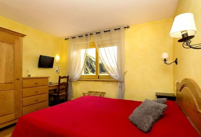 Standard-huone, Logis Hôtel Etchemaïté