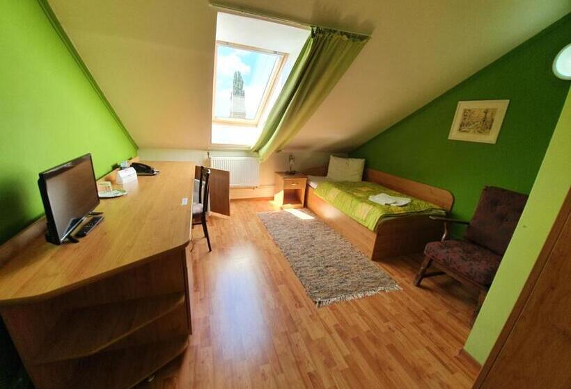 غرفة قياسية فردية, Senica, Garni