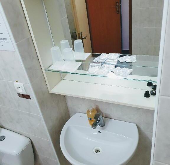 غرفة قياسية, Senica, Garni