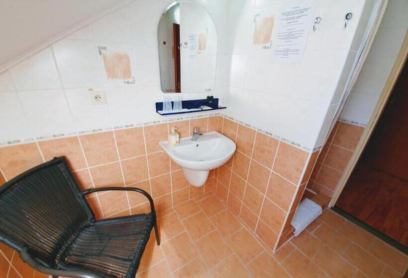 غرفة قياسية ثلاثية, Senica, Garni