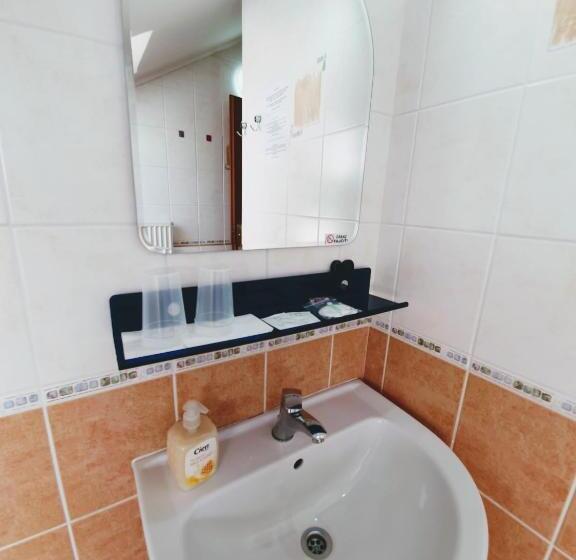 غرفة قياسية ثلاثية, Senica, Garni