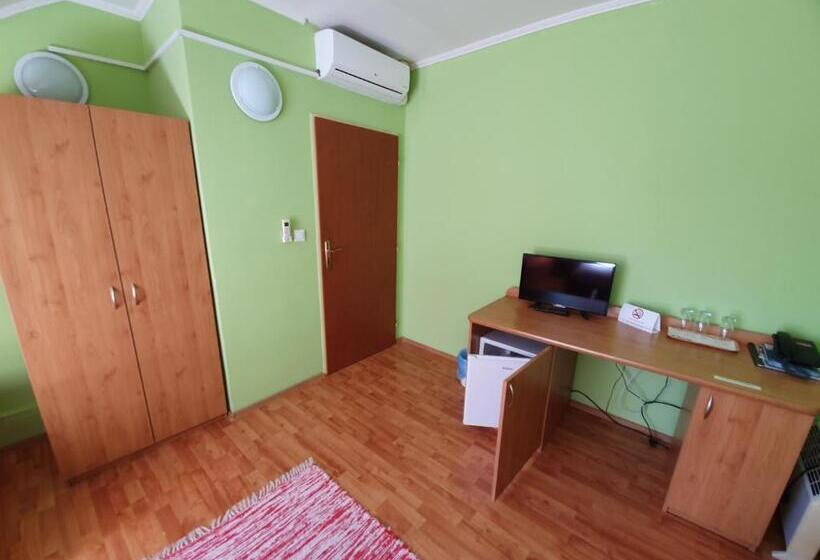 غرفة قياسية سرير مزدوج, Senica, Garni