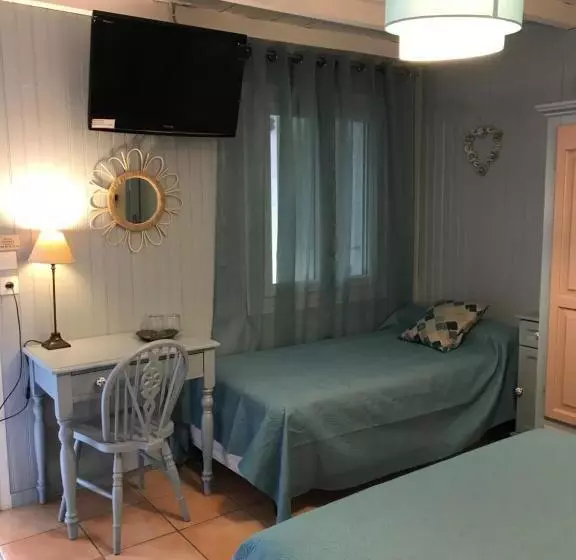 スタンダードトリプルルーム, Logis Hotel Restaurant Hostellerie De La Tour