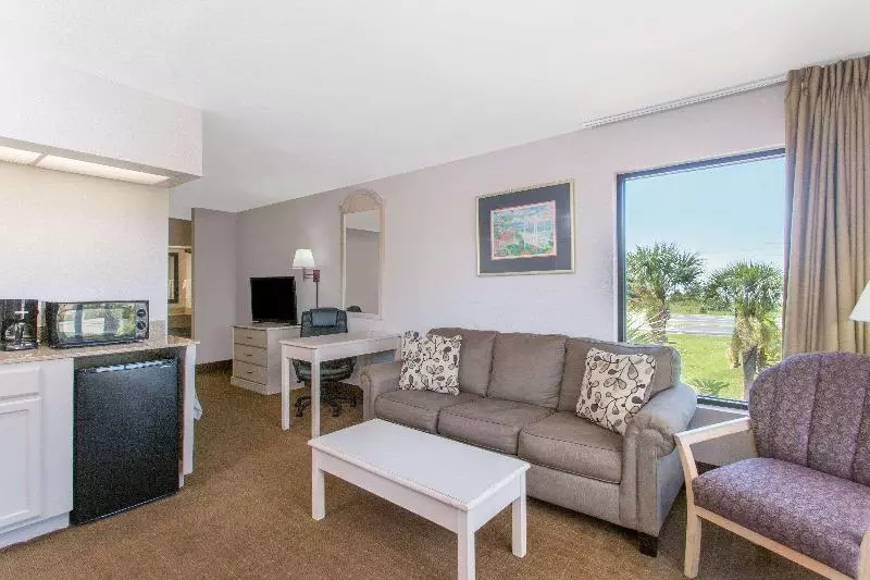 キングサイズベッドのスタンダードルーム, Days Inn & Suites By Wyndham Navarre   Near Beaches Hurlburt