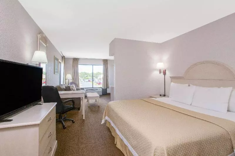 キングサイズベッドのスタンダードルーム, Days Inn & Suites By Wyndham Navarre   Near Beaches Hurlburt