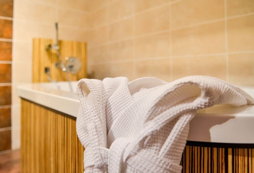 جناح برستيج, Logis Hôtel Restaurant Résidence