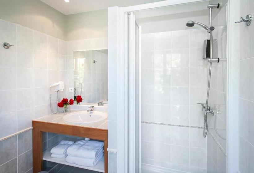 Номер Стандарт Трехместный, Logis Hôtel Restaurant Le Mont Aigoual