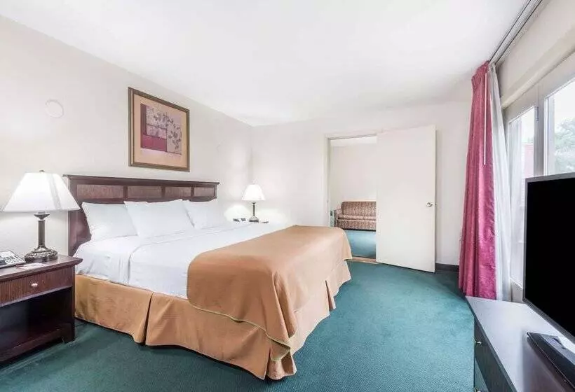 スイート, Ramada By Wyndham Groton Mystic