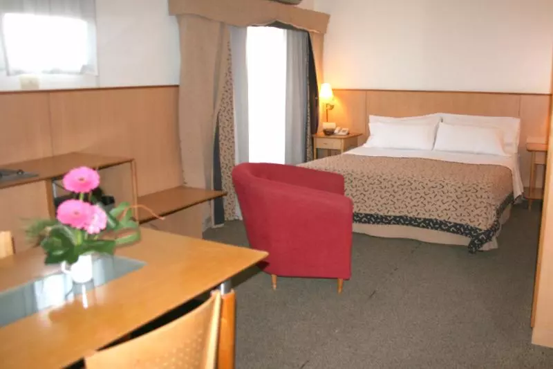 اتاق اجرایی یک تخته, Urbana Suites