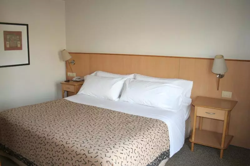 اتاق اجرایی یک تخته, Urbana Suites