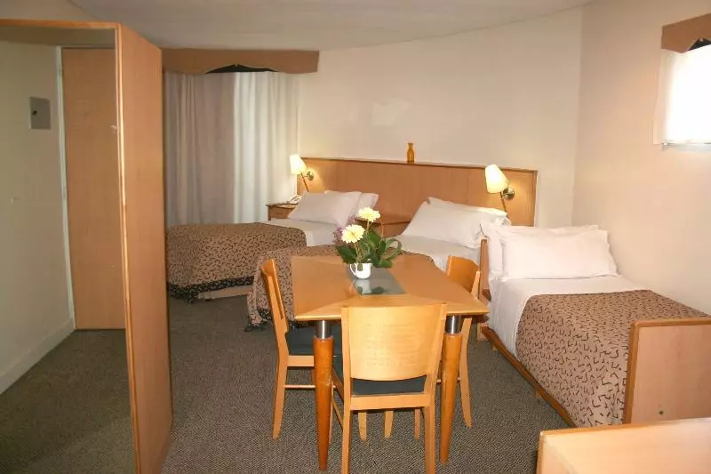 اتاق اجرایی سه نفره, Urbana Suites