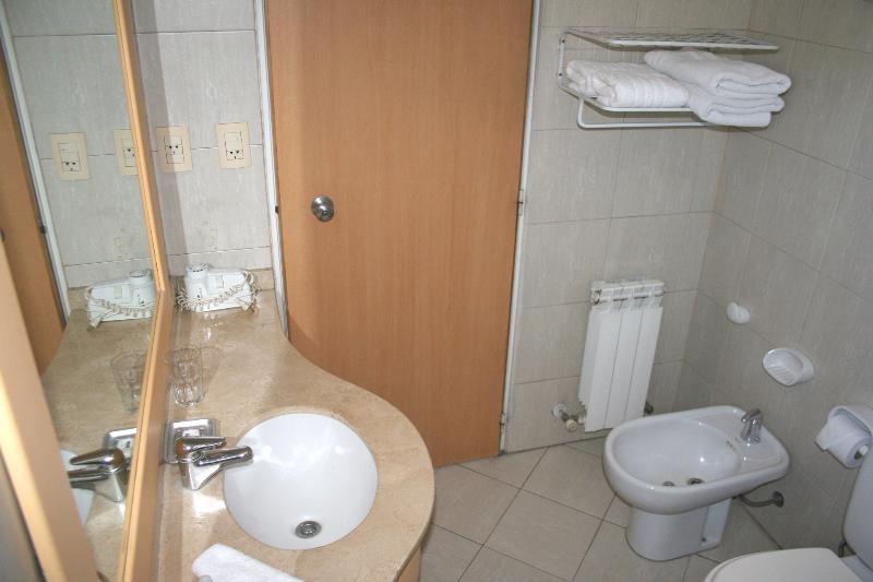 غرفة إدارية ثلاثية, Urbana Suites