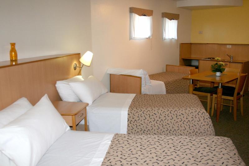 غرفة إدارية ثلاثية, Urbana Suites