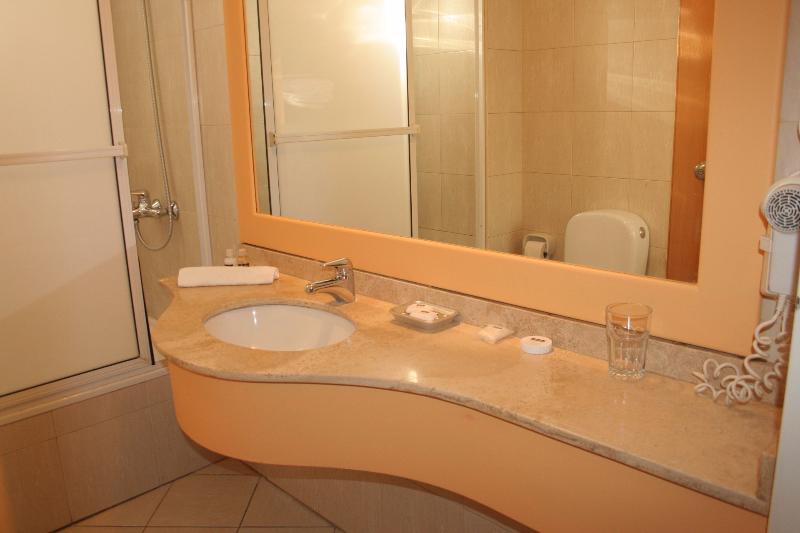 غرفة تنفيذية, Urbana Suites