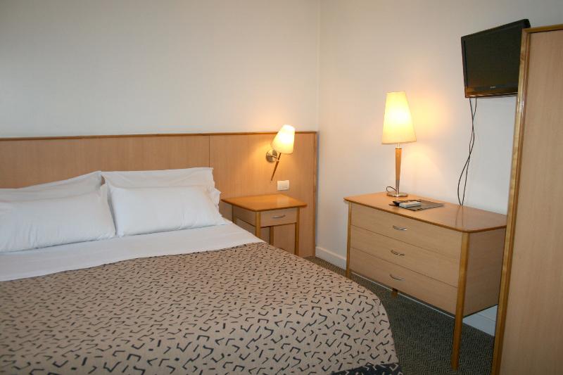 غرفة تنفيذية, Urbana Suites
