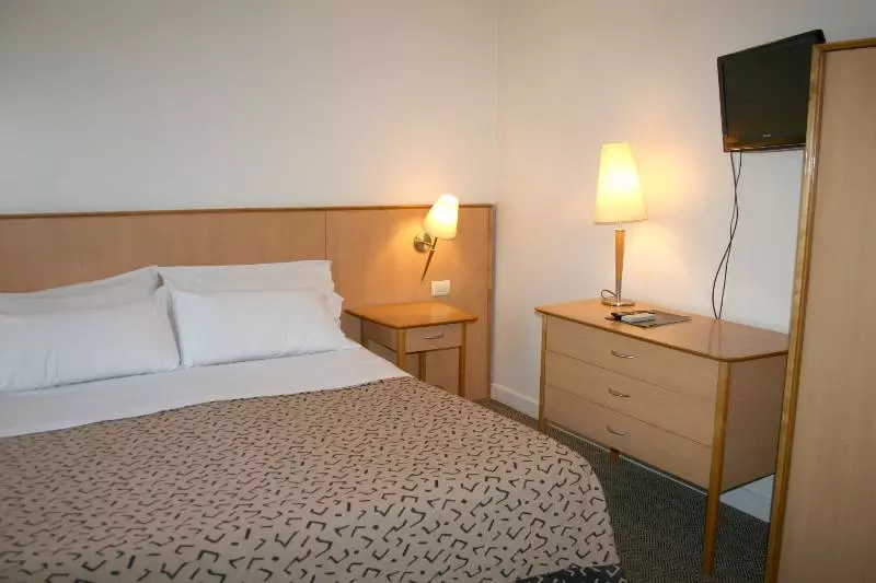 اتاق اجرایی, Urbana Suites