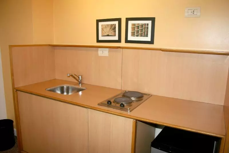 اتاق اجرایی, Urbana Suites