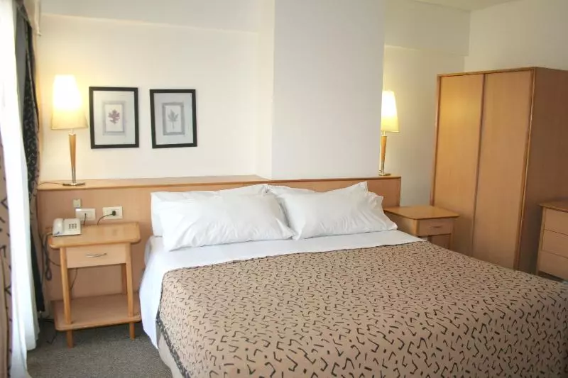 اتاق اجرایی, Urbana Suites