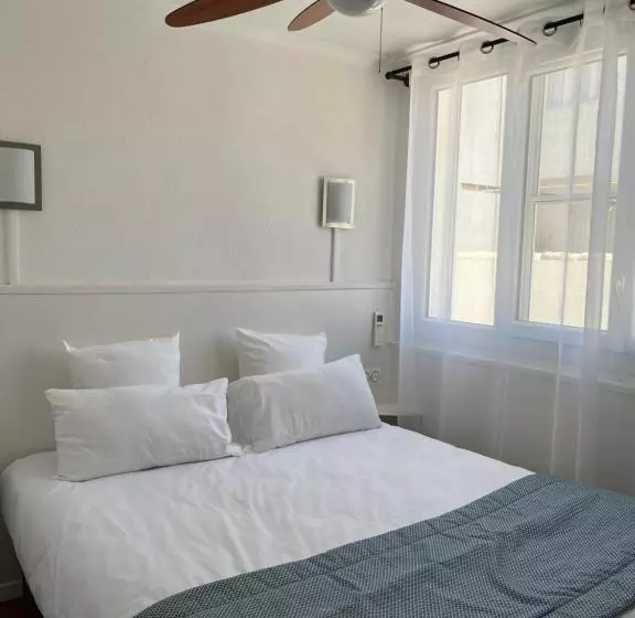 آپارتمان یک خوابه با دری مشترک که هال را جدا می کند., Hôtel Le Mirage