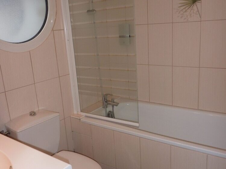 اتاق استاندارد, Logis Hôtel Au Tambour