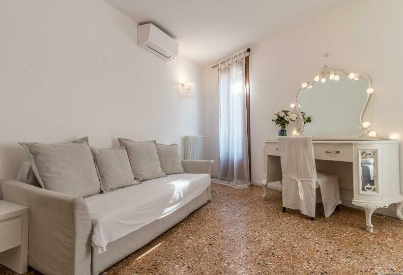 اتاق لوکس با بالکن و چشمانداز دریا, Palazzo Daponte