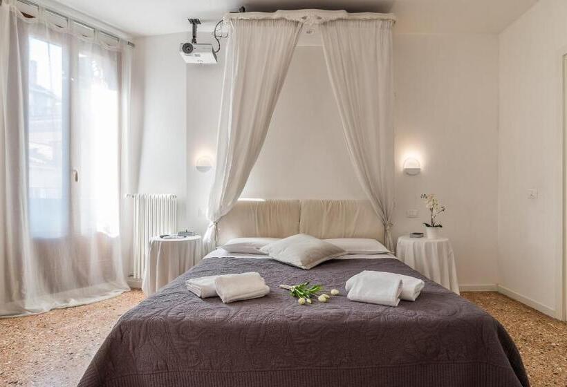 اتاق لوکس با بالکن و چشمانداز دریا, Palazzo Daponte