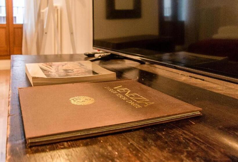 اتاق لوکس با بالکن و چشمانداز دریا, Palazzo Daponte