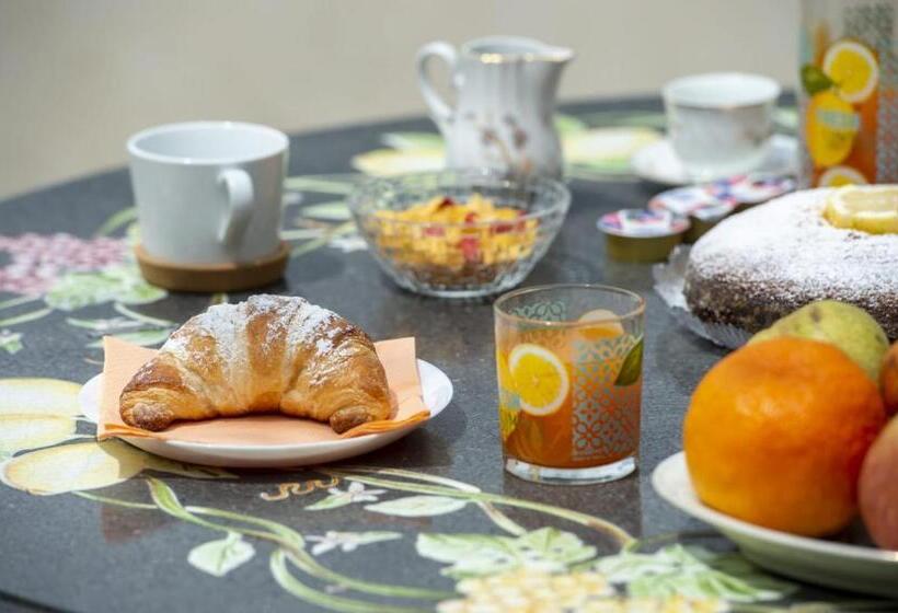 غرفة قياسية مطلّة علي الحديقة, Il Mandorlo