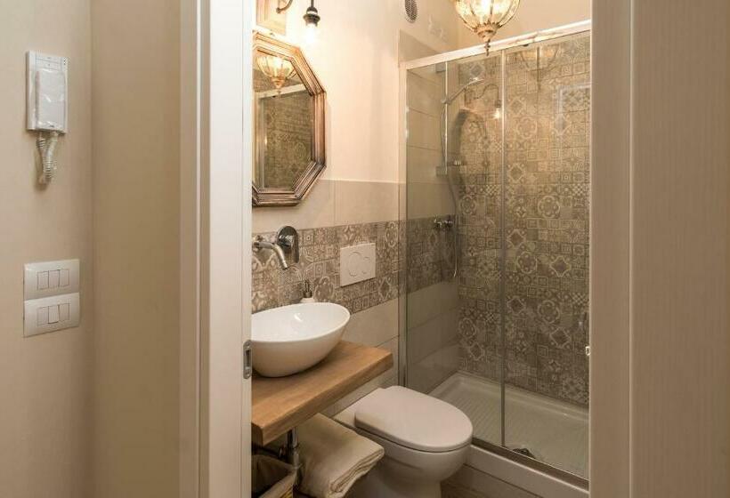 اتاق لوکس با تخت بزرگ, Pistoia Luxury Suite