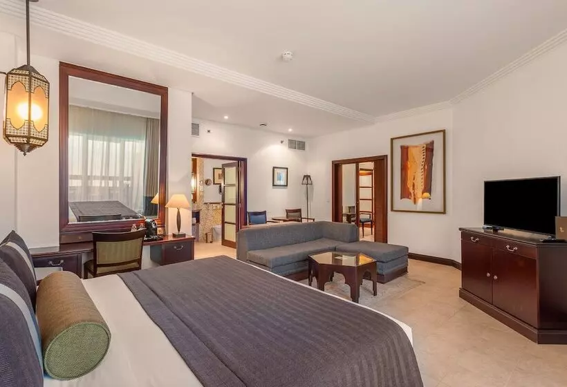 سوییت جونیور با چشم‌انداز دریا, Ajman Hotel By Blazon Hotels
