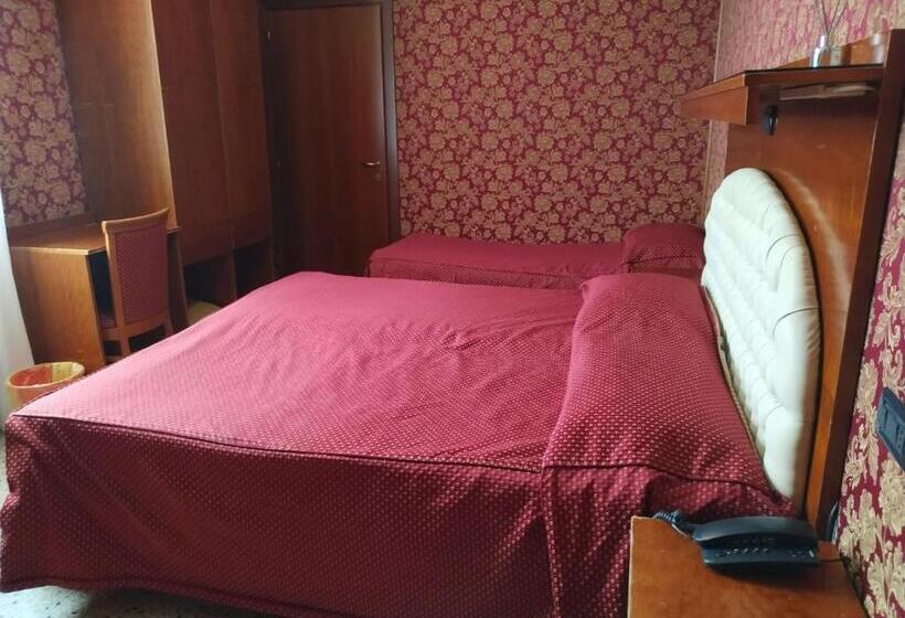 Economy Quadruple Room, Atlantide