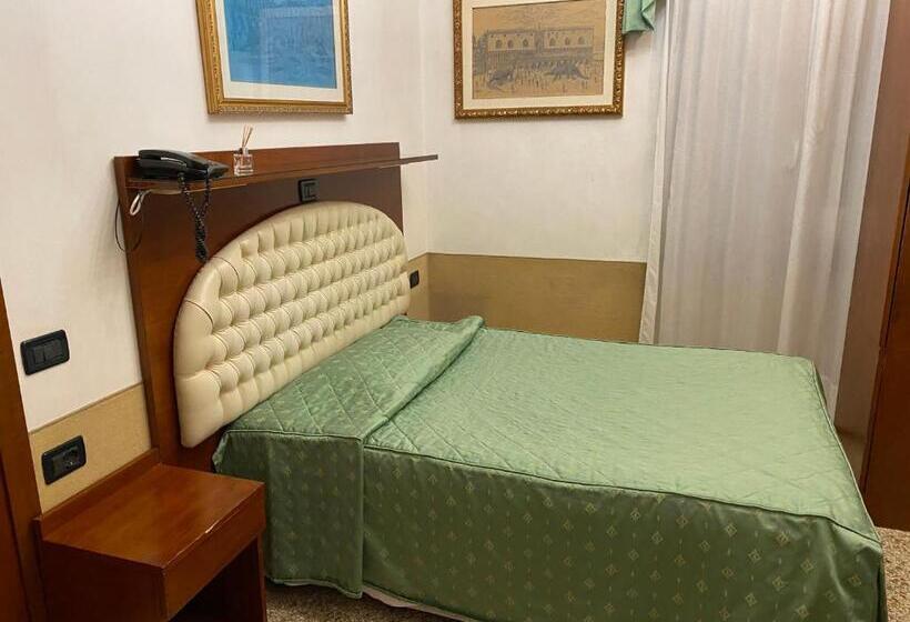 اتاق اکونومی, Atlantide