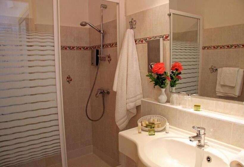 스탠다드 트리플 룸, Logis Hôtel Restaurant Grand Hôtel De Lyon