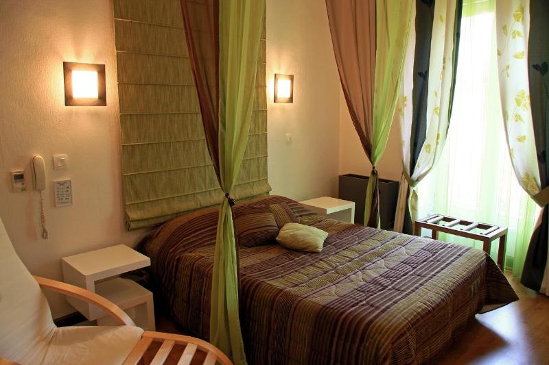 Номер Стандарт, Logis Hôtel Restaurant Grand Hôtel De Lyon