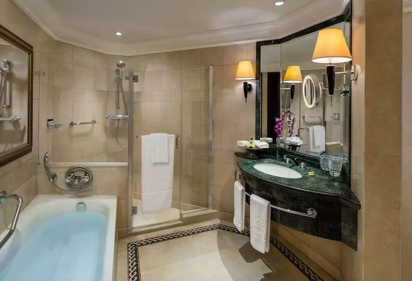 اتاق پریمیوم با بالکن, Intercontinental Phoenicia Beirut, An Ihg