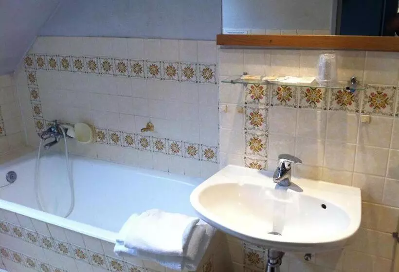 Standard Kolmen Hengen Huone, La Bonne Franquette