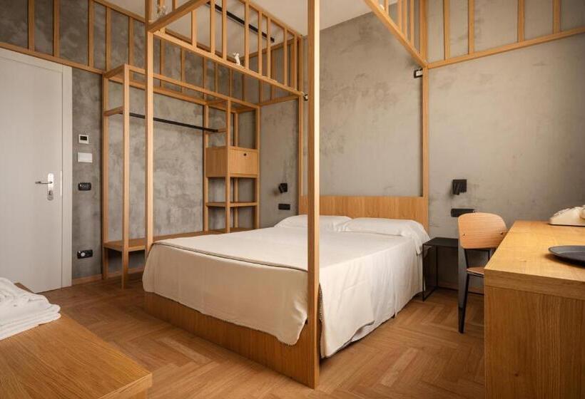 חדר סטנדרט, Re Versiliana