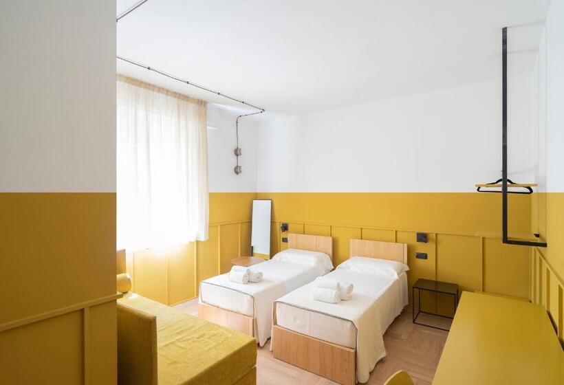 חדר סטנדרט לשלושה, Re Versiliana