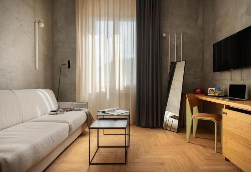 סוויטת ג'וניור, Re Versiliana